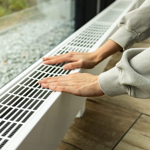 Instalador de calefacción de Jordi Instalaciones ajustando una caldera en Burela
