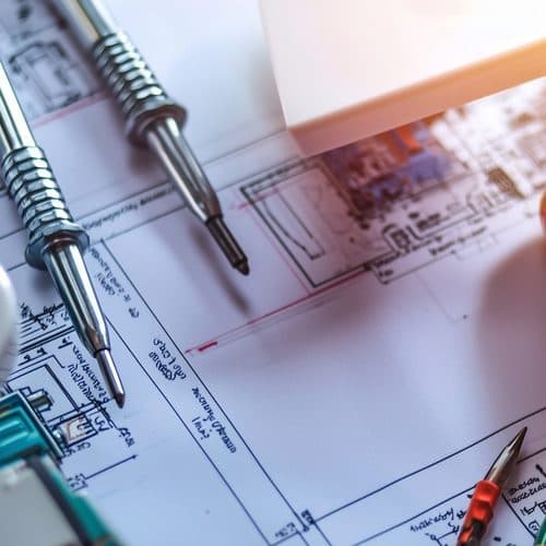 Electricista de Jordi Instalaciones trabajando en un cuadro eléctrico en Burela